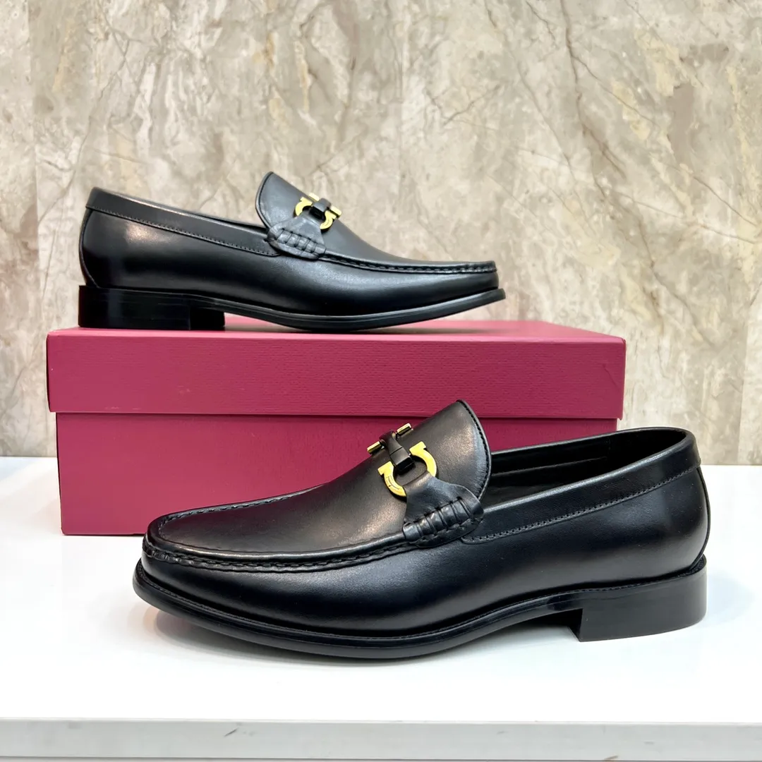 Original order quality P600 Brand: Ferragamo Standard size: Men's size 38/44 (45 can be customized) Grade: Same style as the official website High-quality men's shoes Material: Customized first-layer calfskin with water-dyed cowhide lining Cowhide tiptoe Original non-slip and wear-resistant rubber outsole Style category: Men's formal business leather shoes are young and fashionable European and American trends British style Casual matching Comfortable feet Color: Actual picture